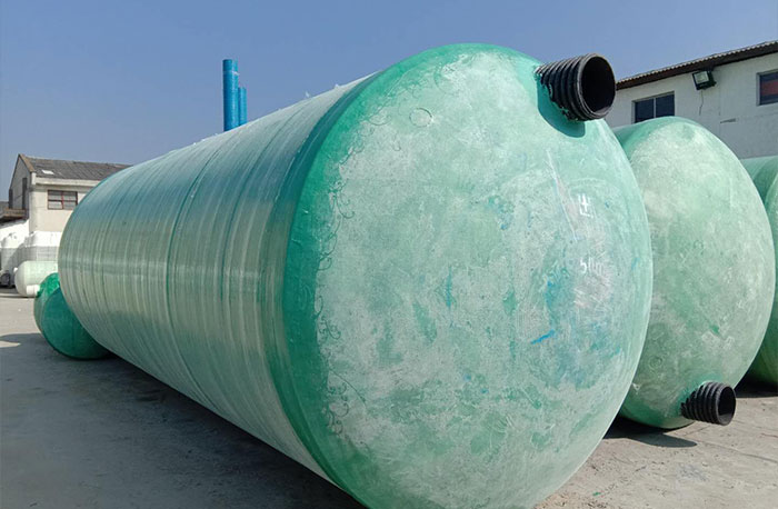 化粪池爆炸井盖被掀老高 黑色粪便直冲六层楼上